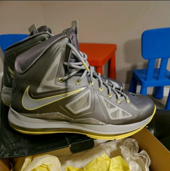 LeBron 10 size 10.5 yellow diamond/canary - Picture 5 of 7